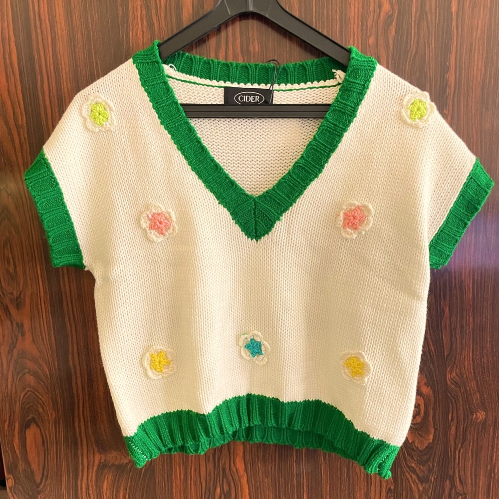 3D-Flower V neck knitted top white